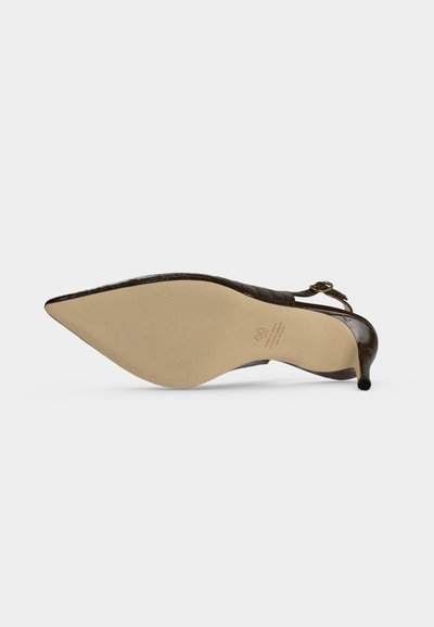 Chaussure slingback en cuir marron à bout pointu avec un talon fin de hauteur moyenne, vue du côté de la semelle sur un fond clair uni.