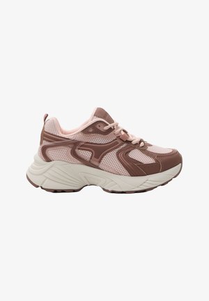 Zapatilla deportiva rosa y marrón con tejido de malla, suela blanca gruesa, cierre de cordones y suela exterior de goma texturizada mostrada desde un costado.