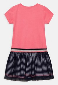 Korallfärgad klänning med kort ärm och en marinrandig tylskirt, med silverdetaljer och rynkat midjetrim.