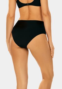 Czarny, prążkowany dół bikini, o wysokim stanie, z bezszwowymi krawędziami, miękka tekstura, z umiarkowanym zakryciem z tyłu.