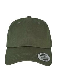 Cappello da baseball regolabile verde oliva con visiera curvata, tessuto texture e un'etichetta circolare con la scritta "The Authentic Adjustable".