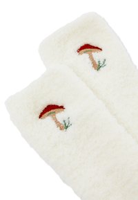 Weiße Plüschhausschuhe mit einem gestickten roten Pilzdesign, einem braunen Stiel und grünen Akzenten, aus einem weichen, strukturierten Stoff.
