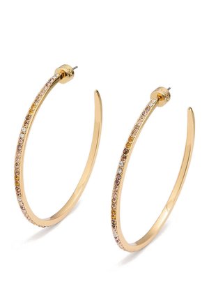 Boucles d'oreilles créoles en or avec des pierres précieuses multicolores incrustées sur le bord extérieur, dotées d'une fermeture à tige avec système de verrouillage.