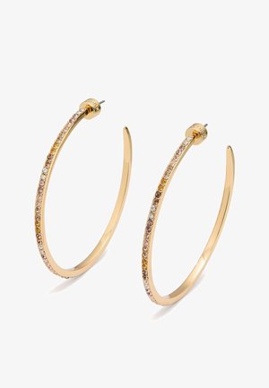 Gouden creool oorbellen met meerkleurige edelstenen langs de buitenrand, voorzien van een stekertje met sluiting.