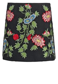 Falda negra bordada con intrincados patrones florales en rojo, azul y verde. Diseño corto y estructurado con un acabado texturizado.