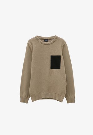 Suéter de punto beige con mangas largas, puños y dobladillo acanalados, y un bolsillo cuadrado negro a contraste en el pecho izquierdo.