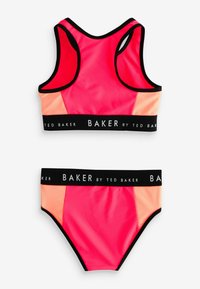 Kirkas vaaleanpunainen uimapuku, jossa on urheilullinen tausta ja yhteensopivat korkea vyötäröiset alaosat. Musta nauha, johon on painettu "BAKER by TED BAKER".