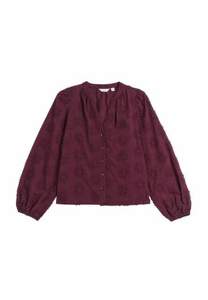 Burgundy blus i texturerat tyg, med långa puffärmar, knappfront och blommönster genom hela plagget.