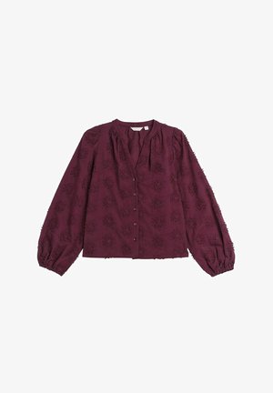 Blouse bordeaux en tissu texturé, dotée de manches bouffantes longues, d'une fermeture à boutons à l'avant et de broderies florales sur l'ensemble.