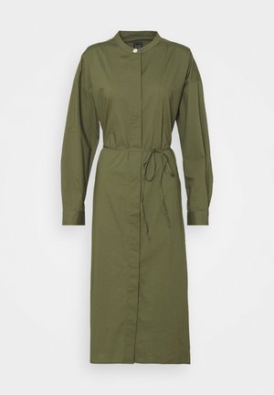 Robe midi à manches longues de couleur vert olive avec col montant, boutons cachés sur le devant et ceinture nouée à la taille.