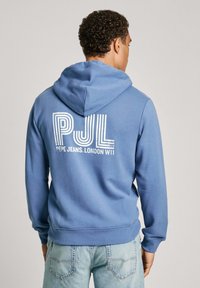 Zila kapuce džemperis izgatavots no kokvilnas maisījuma, ar baltu tekstu "PJL" un "PEPE JEANS LONDON W11" mugurpusē, ribota apkakle un apakša.