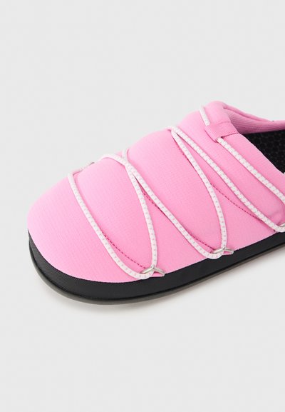 Ροζ παπούτσι τύπου slip-on με υφασμένο επάνω μέρος, ελαστική λεπτομέρεια κορδονιού και μαύρη καουτσούκ σόλα. Διαθέτει στρογγυλή μύτη και ευέλικτο υλικό για άνεση.