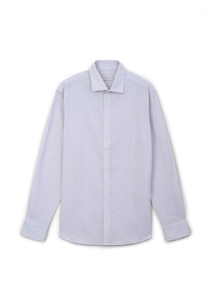 Camicia a maniche lunghe azzurro chiaro, con colletto a punta e sottili righe verticali, stesa su uno sfondo bianco.