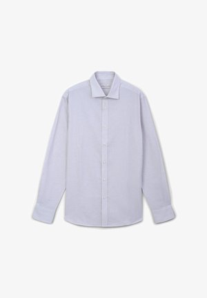 Camicia a maniche lunghe azzurro chiaro, con colletto a punta e sottili righe verticali, stesa su uno sfondo bianco.