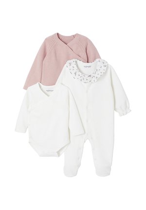 Dreiteiliges Babykleidungsset: rosa Strickpullover, weißer Body und weißer Overall mit floralem Kragen und Knopfschluss.