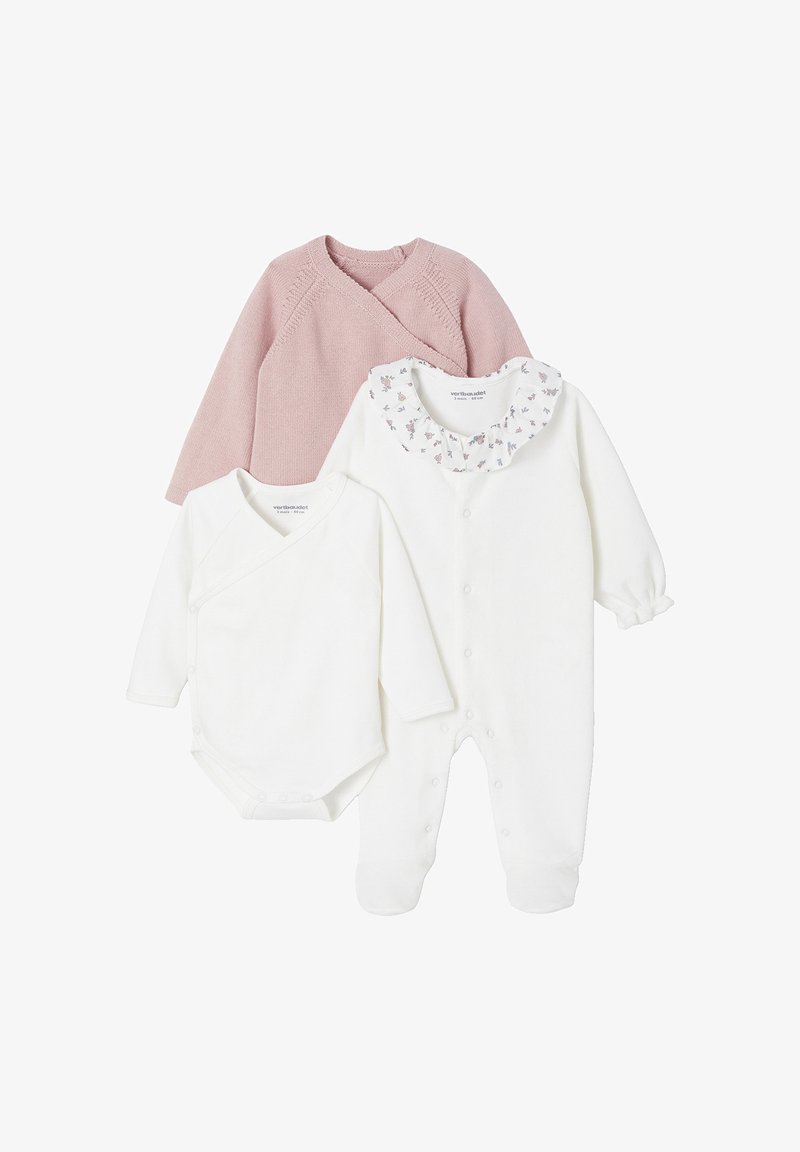 Dreiteiliges Babykleidungsset: rosa Strickpullover, weißer Body und weißer Overall mit floralem Kragen und Knopfschluss.
