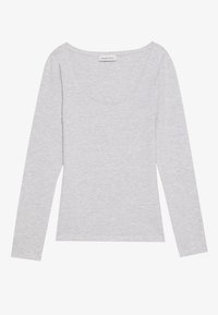 Langermet topp med scoop-hals i lysegrå, laget av myk, teksturert stoff. Har et enkelt design uten synlige mønstre eller feste.