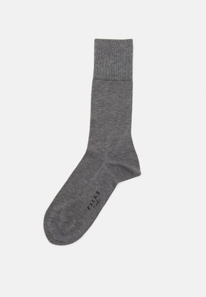 Graue Socke mit strukturiertem Strickmuster, ausgestattet mit einem gerippten Bündchen und einer verstärkten Zehenpartie. Der Markenname "FALKE" ist an der Seite aufgedruckt.
