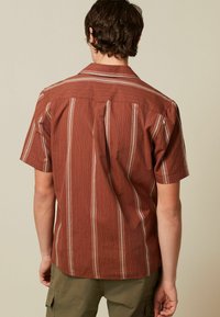 Next TEXTURED STRIPE SHORT SLEEVE WITH CUBAN COLLAR  - REGULAR FIT - Skjorter - brown