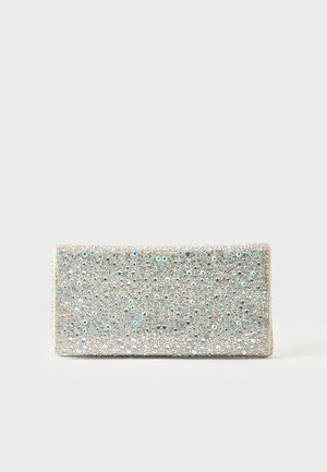 Rechthoekige zilveren clutch tas bedekt met fonkelende strass-steentjes en pailletten op een effen lichte achtergrond.