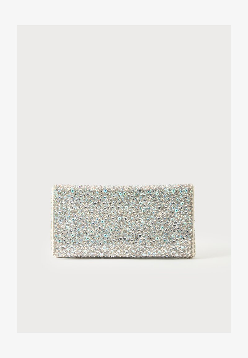 Ορθογώνια ασημί τσάντα clutch καλυμμένη με λαμπερά στρας και παγιέτες πάνω σε απλό ανοιχτό φόντο.