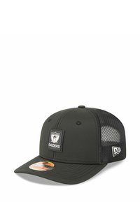 Schwarze Kappe mit strukturierter Form, Frontgewebe in matter Optik, Netzpaneele auf der Rückseite, ausgestattet mit einem Raiders-Logo-Patch.
