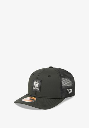 Schwarze Kappe mit strukturierter Form, Frontgewebe in matter Optik, Netzpaneele auf der Rückseite, ausgestattet mit einem Raiders-Logo-Patch.