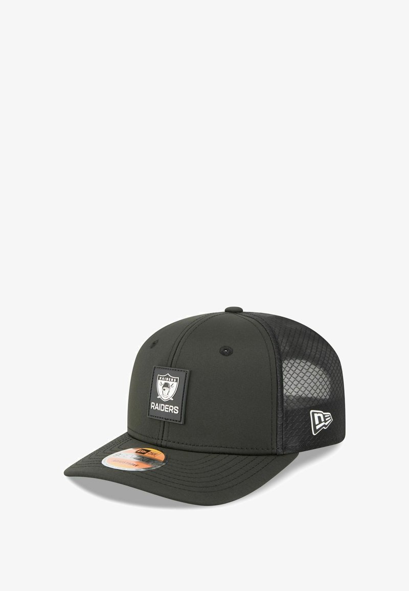 Schwarze Kappe mit strukturierter Form, Frontgewebe in matter Optik, Netzpaneele auf der Rückseite, ausgestattet mit einem Raiders-Logo-Patch.