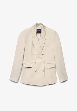 Blazer doppiopetto beige con rever in raso, due tasche frontali e chiusura con bottoni. Texture liscia e design strutturato. Etichetta del marchio visibile.