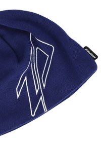 Laaja tummansininen neulottu pipo, jossa on valkoinen sahalaitakuvio. Sivussa on merkki brändin nimen kanssa. Pehmeä rakenne ja istuva muoto tarjoavat lämpöä.