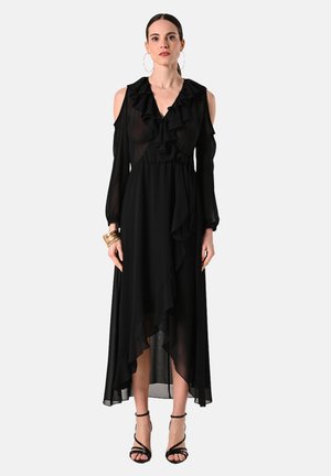 Zwarte chiffon jurk met lange mouwen, ruches bij de halslijn en een high-low zoom. Bevat koude schouders en heeft een zachte, vloeiende textuur.