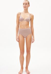 Ensemble de bikini marron clair comprenant un triangle de soutien-gorge et un bottom taille haute. Le matériau semble lisse et élastique. Design simple et minimaliste.