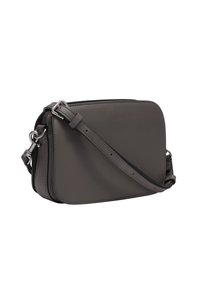 Borsa a tracolla in pelle grigia con forma rettangolare, tracolla regolabile, dettagli in argento e superficie liscia. Chiusura con zip sulla parte superiore.