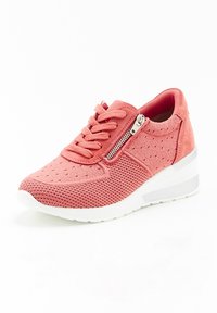 Koraalroze sportieve schoen met een gestructureerde mesh bovenkant, vetersluiting aan de voorkant en een zijritsaccent. Gevoerde witte zool voor ondersteuning en comfort.