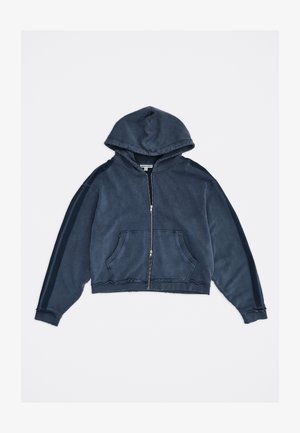 Donkerblauwe hoodie met ritssluiting, voorzakken, lange mouwen met donkerdere strepen en een kap, afgebeeld op een effen achtergrond.