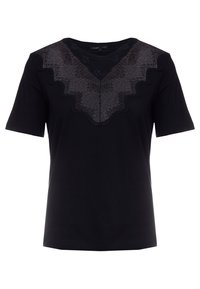 Camiseta negra de manga corta, con un diseño texturizado de lentejuelas oscuras en forma de V en el escote y bordes en forma de ondas.