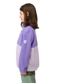 Pullover in pile viola e lavanda con colletto con zip, dotato di una toppa rotonda con logo sulla manica e un design bicolore.