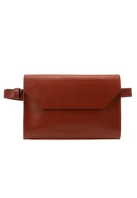 Borsa a pochette in pelle marrone con patta pieghevole e tracolla staccabile, caratterizzata da una texture liscia e un design minimalista.