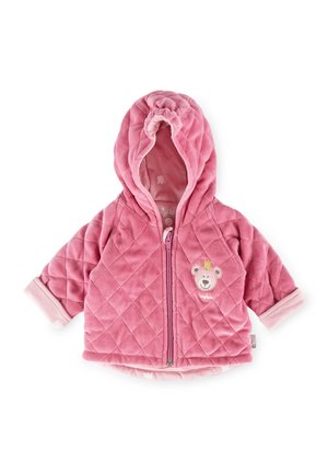 Rosa gesteppte Jacke mit Kapuze, aus weichem Material gefertigt. Mit einem Bärenaufnäher auf der Brust und gerippten Bündchen. Mit Reißverschluss vorne.
