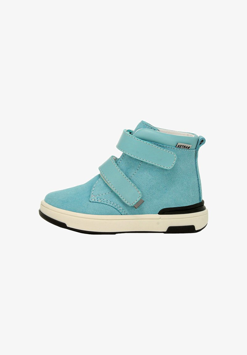 Blauer Wildleder-Ankle-Boot mit zwei verstellbaren Klettverschlüssen, weißer Gummisohle und schwarzen Akzenten am Boden. Enthält Stickdetails.