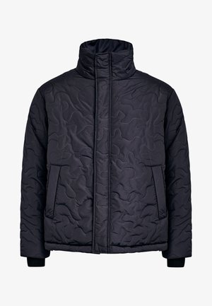 Casaco preto acolchoado com colarinho alto, bolsos frontais e uma textura suave. Apresenta padrões de costura ondulada por todo o lado.