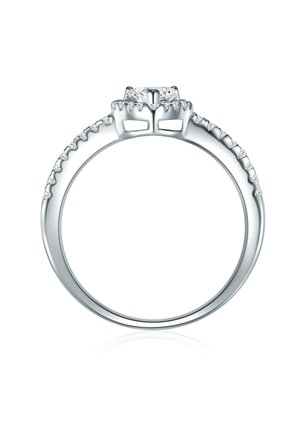 Anello di fidanzamento in argento con un diamante centrale, accentuato da pietre più piccole lungo la fascia. Il design è elegante con una finitura lucida.
