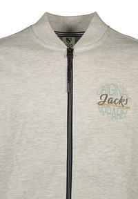 Giacca zip grigia chiara con colletto rialzato, dotata di un logo in teal e oro. Zip nera e dettagli a righe lungo la pattina.