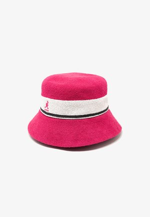 Fuchsia Bucket Hat aus strukturiertem Stoff, mit einem weißen Band mit schwarzem Streifen und einem Känguru-Logo auf der Vorderseite.