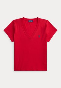 Κόκκινο κοντομάνικο T-shirt με λαιμόκοψη σε σχήμα V και μπλε λογότυπο Polo Ralph Lauren στο αριστερό στήθος, απεικονισμένο σε απλό λευκό φόντο.