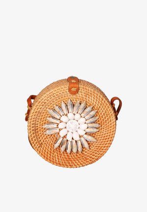 Borsa rotonda intrecciata in rattan con chiusura e tracolla in pelle, decorata con un motivo circolare di conchiglie bianche e beige.
