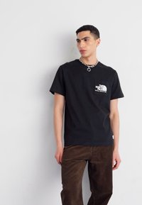 The North Face BERKELEY CALIFORNIA POCKET TEE - Apdrukāts T-krekls - black