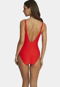 Rode, textuurachtige tankini met een diepe rug, verstelbare bandjes en decoratieve hardware. Het ontwerp heeft een slanke, strakke pasvorm.