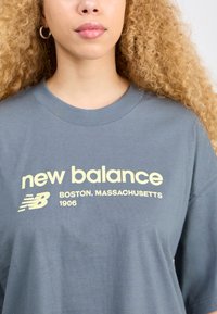 New Balance LINEAR HERITAGE TEE - Trükipildiga T-särk - graphite