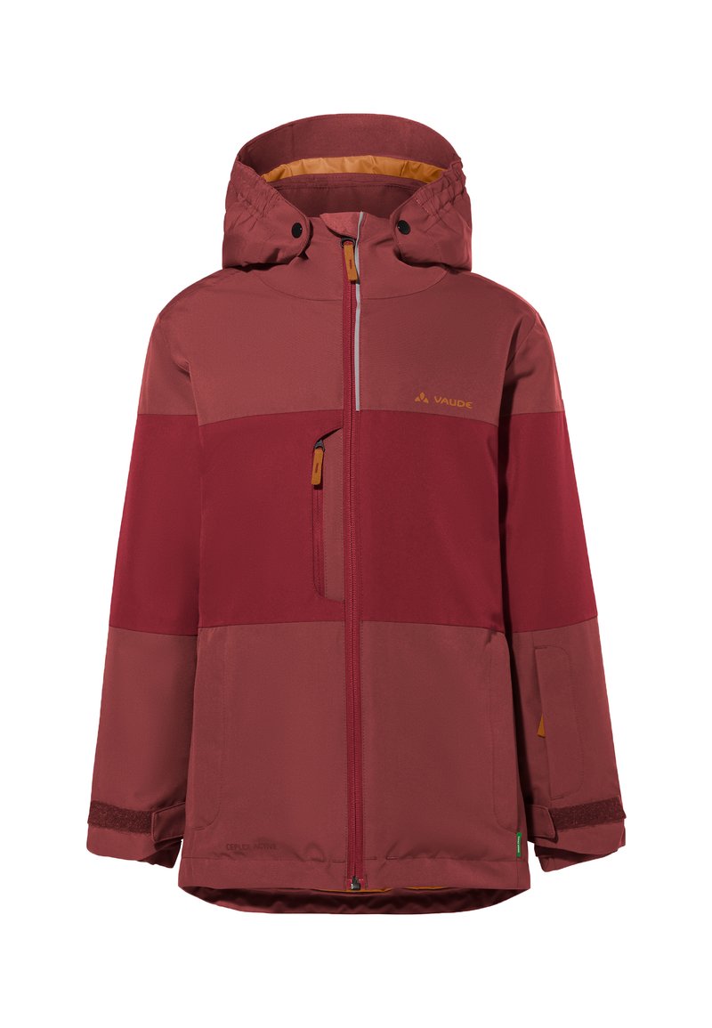 Veste rouge et bourgogne avec une fermeture éclair à l'avant, une capuche ajustable, deux poches latérales et un tissu texturé ; présente des blocs de couleurs contrastantes.